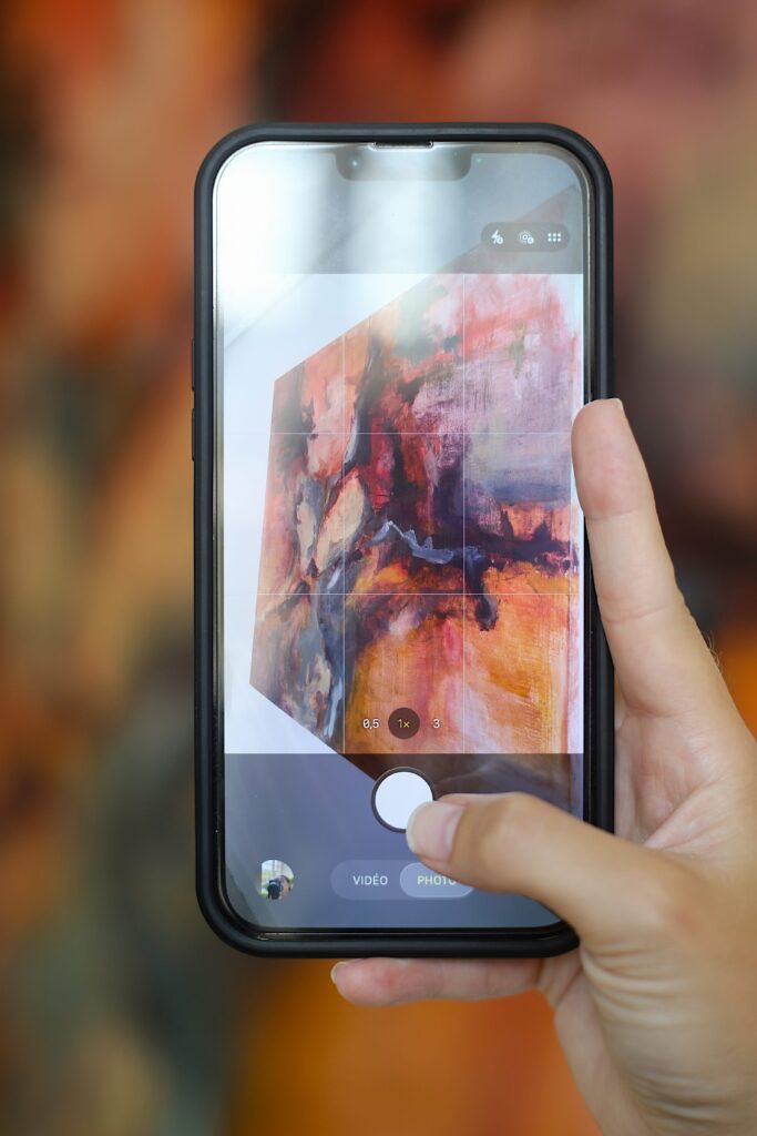 Appareil photos de téléphone prenant en photo un tableau