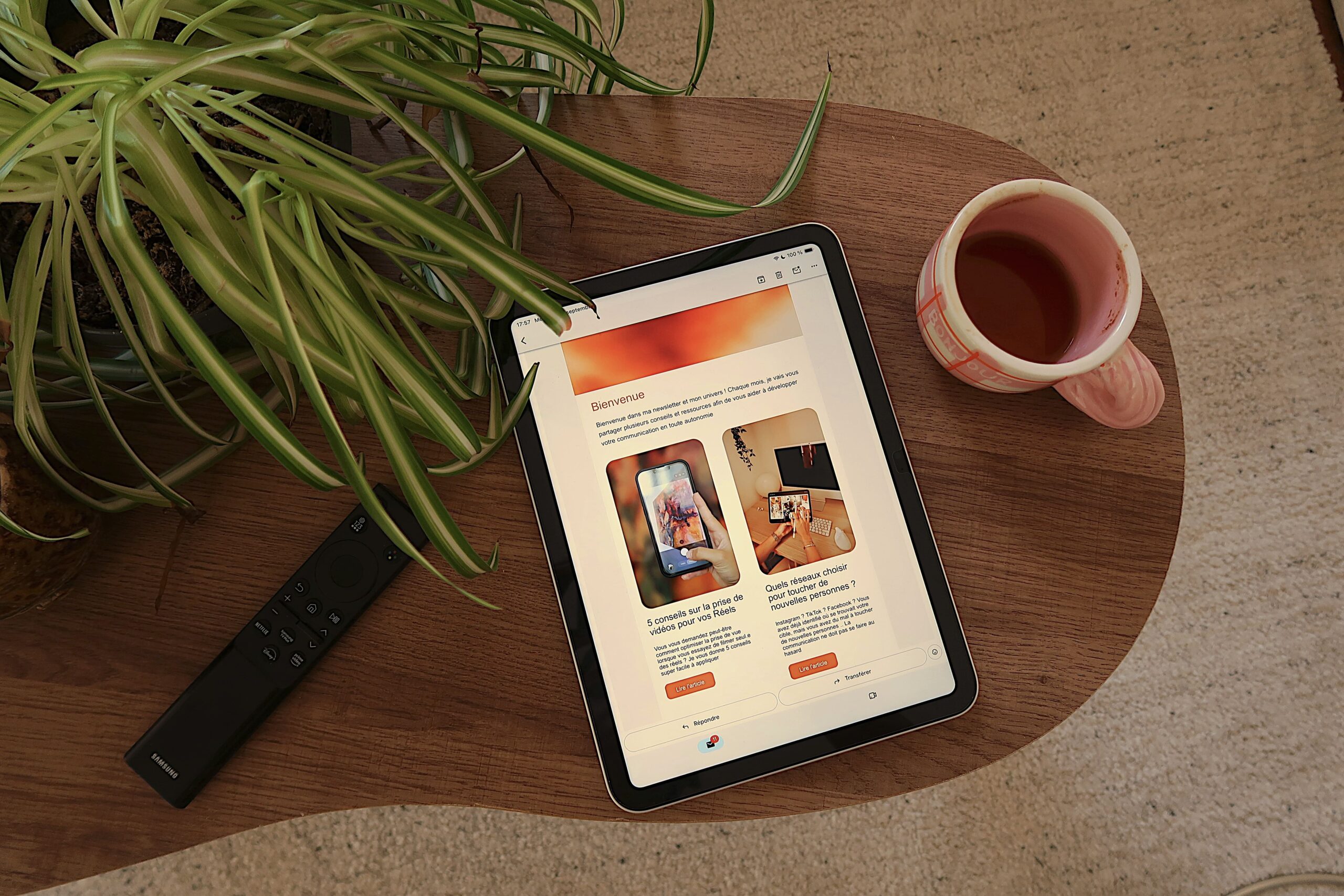 Newsletter disponible sur ipad table du salon