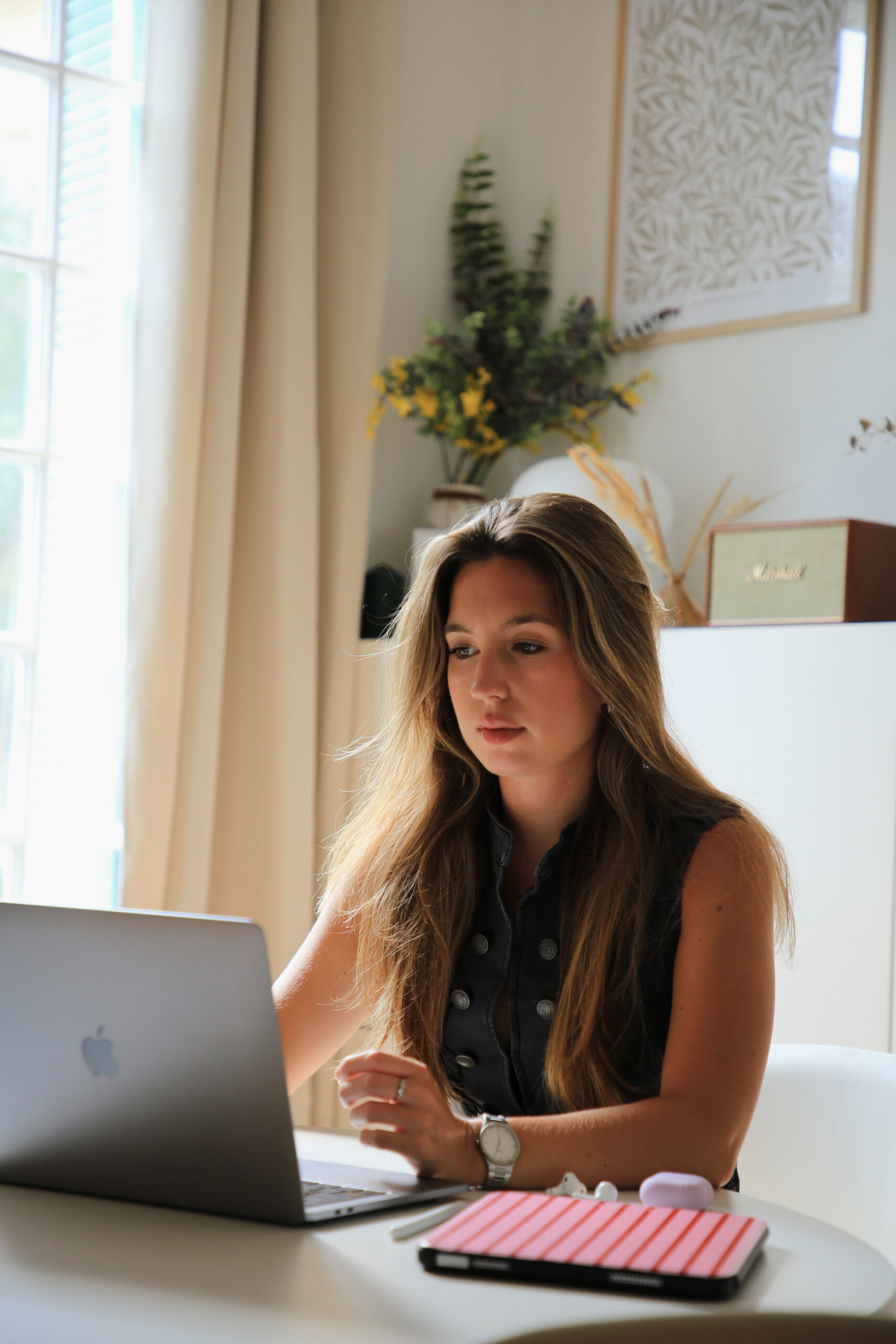 Laurane Gobert travaillant sur une stratégie marketing et communication